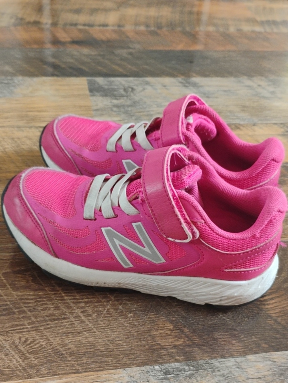 New Balance 519 Kids' Bright Pink Velcro Sneakers Size 1 Girls